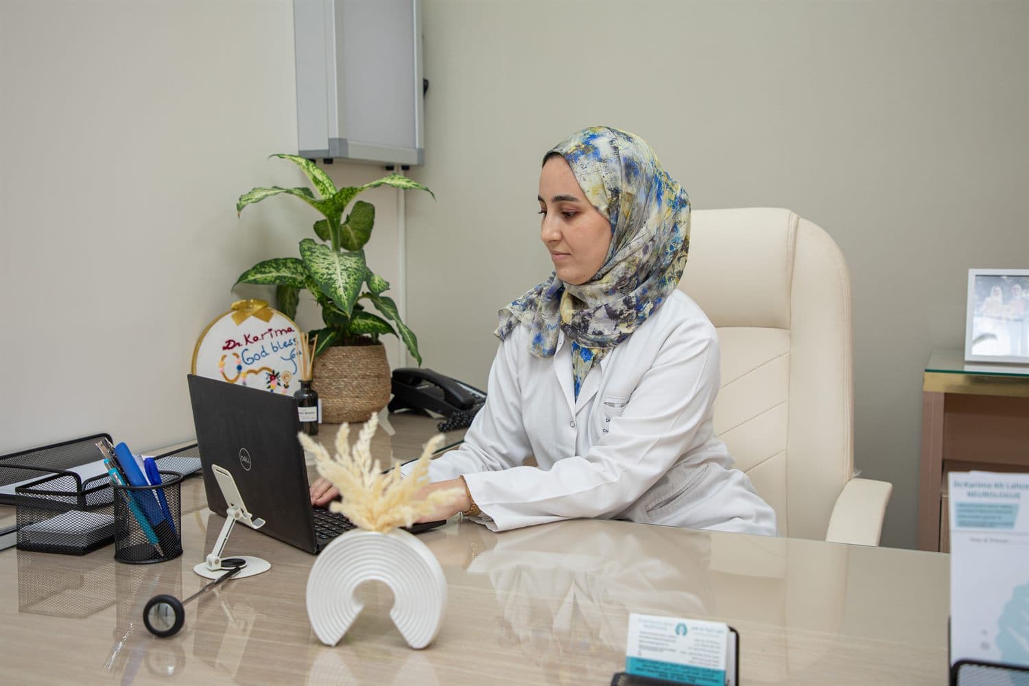 Dr. Karima Ait Lahcen en consultation à son cabinet de neurologie à Casablanca